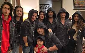 New Year 2020 Shah Rukh Khan With Kids Aryan Suhana Abram Looks Every Bit Cute In This Family Portrait Video Dailymotion All you need is to enter your email address below and we will send your copy download presenting lungi dance, honey singh latest song.