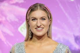 Britt Dekker is getrouwd en zó zag haar sprookjesbruiloft eruit (ja,  inclusief paarden)