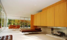 Take A Look Inside The Renowned Farnsworth House By Mies Van Der Rohe Unique Blog Farnsworth House Modern Glass House House Interior