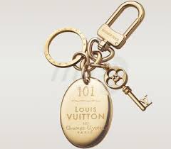15 Porte Cles Precieux Signes Louis Vuitton Made In Joaillerie Porte Cle Cles De Maison Accessoires Louis Vuitton