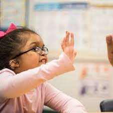 🛠️ Hemos pillado a Gil en plena acción preparando el taller de  adaptaciones tecnológicas que impartirá mañana en Burgos. ¿Creéis que le  cabe alguna pantalla más en la mesa? 🤭 Como veis,