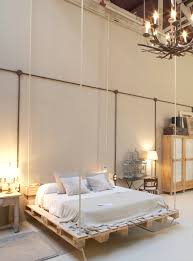 Letti sospesi di design (foto) un letto fluttuante. Letto Matrimoniale Sospeso In Pallet Truman Xlab Design