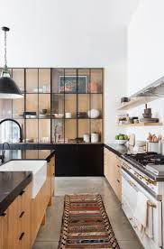 Design Noir Pour Une Cabane Contemporaine Cuisine Moderne Cuisine Tendance Amenagement Cuisine