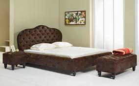Per vivere bene infatti, il riposo è importante e solo in un letto comodo e in cui ci sentiamo a nostro agio possiamo dormire bene. Casa Padrino Letto Matrimoniale Chesterfield Marrone Scuro Nero Diverse Misure Elegante Letto In Legno Massello Con Testiera Mobili Camera Da Letto Chesterfield Casa Padrino De