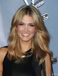 Australian Singer Delta Goodrem Wore Her Blonde Hair In A Loose Style With A Center Part At The Voice Season Pretty Hairstyles Beautiful Haircuts Hair Lengths