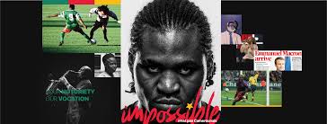 Cette statue représente un vieil homme portant cinq enfants de part et  d'autre agrippés à son corps et brandissant le flambeau national, symbole  de la Liberté. Le vieillard éclaire le chemin de