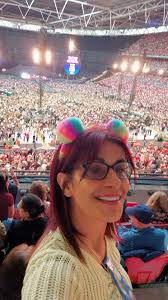 UK Tour 2022 First Direct Arena, Leeds, UK June 25, 2022 In Glasgow,  glowsticks were not allowed. Barry asked the audience to turn