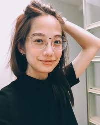 manshujian 簡嫚書on instagram 生產前收到一個我好喜歡的禮物 但因為產後月子期間視力會不太穩定於是一直沒戴上它 從小一就開始近視的我 眼鏡真的是一輩子的朋友 記得小時候覺得可以戴眼鏡超帥 每次視力檢查都偷偷希望自己能夠近視 這樣就能順理成章請爸