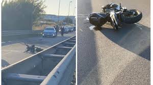 Un ragazzo di 21 anni è morto nello scontro tra la sua auto e un incidente a verolanuova, l'auto si spezza in due: Sassari Moto Finisce Contro Un Auto E Poi Sul Guardrail Gravissima Una Ragazza