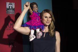 Les personnes souffrant de cette maladie sont donc condamnées à rester de très petite taille toute. La Plus Petite Femme Du Monde A L Assaut D Hollywood