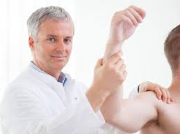 Beroepen met fysiek werk zoals stukadoors, bouwvakkers en loodgieters zullen veel hinder ondervinden. Tennisarm Behandlung Therapie Munchen Orthocenter Prof Lill