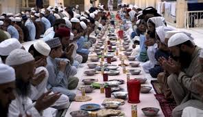 Berdasarkan sejarah puasa ramadhan, kewajiban berpuasa di bulan ramadhan sendiri baru diwajibkan pada tahun 2 hijriyah. Foto Potret Kebersamaan Umat Muslim Pakistan Saat Buka Puasa Ramadan Liputan6 Com