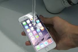 Immergere il telefono bagnato nel riso. Apple Iphone 7 E Impermeabile Ma Se Si Rompe Bagnandosi Non Lo Cambiamo Macitynet It