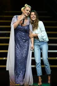 Ayta sözeri kimdir kaç yaşında merak ediliyor. Ayta Sozeri Harbiye Acikhava Konserinde Ilkleri Yasadi Magazin Haberleri