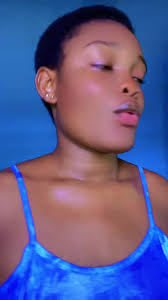 Une mère et sa fille dans les savanes