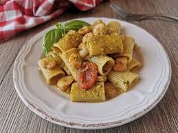 Successivamente, scolate la pasta e incorporatela alla padella con i gamberetti e fiori di zucca alla quale unite anche le zucchine, mantecate a fiamma vivace, impiattate e servite un piatto straordinario e particolare che lascerà tutti a bocca aperta. Mezze Maniche Al Pesto Di Fiori Di Zucca E Gamberetti