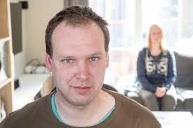 Omstanders duwen auto persfotograaf opzettelijk met shovel in sloot in  Lunteren: 'Dit is levensgevaarlijk'