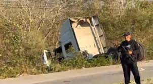 Choque de un tráiler contra una camioneta en la vía Mérida-Chetumal deja  dos muertos - PorEsto