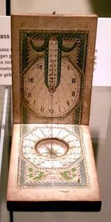 Die chinesen entdeckten ein material namens lodestone, das ein natürlich vorkommendes erz namens magnetit enthält. Eine Taschensonnenuhr Miss Jones