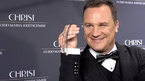 Prominente gäste in der kirche, hunderte schaulustige auf der straße: Guido Maria Kretschmer Traumhochzeit Auf Sylt Der Designer Verrat Erste Details Bunte De