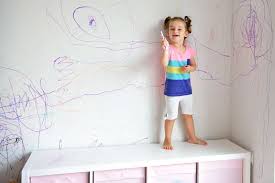 Rendere la parete di casa personale è più semplice di quanto pensiate! Una Mamma Ha Trovato Il Modo Di Risolvere Il Problema Dei Disegni Dei Bambini Sui Muri
