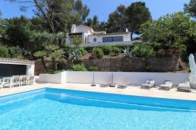 De wijnbouw in de var is vrij traditioneel met rassen als de syrah, de mourvèdre en de cabernet sauvignon voor de rode wijnen en de vrij plaatselijke variëteit roussane voor de rosé. Location Dans Le Var Pour Les Vacances Villa Avec Vue Sur Mer Et Piscine