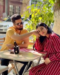 Sara khan (born 6 august 1989) is an indian model and actress. Sarah Khan Shares Beautiful Pregnancy Photos With Her Husband