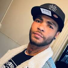 I'm still convinced Jake Gyllenhaal is still the best choice to play DCU  Batman. He has the look, the physique, martial arts experience, is an Oscar  nomated actor and a world class