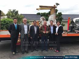 The estate is called the flintstone house as it was built in the theme of the beloved cartoon show flintstone. Yabba Dabba Doo Sultan Johor Gets Flintstones Car
