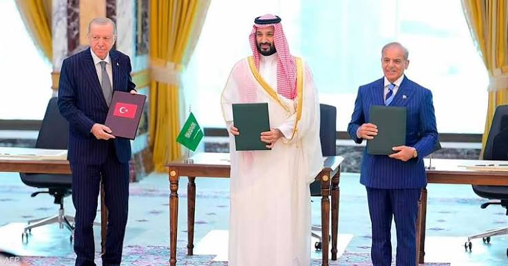 توقيع اتفاقية للدفاع المشترك بين السعودية وتركيا وباكستان | سكاي نيوز عربية