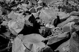 nackte Frau auf Felsen in Bergen A292 45x30 cm