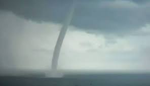 Scene nakon prolaska tornada izgledaju apokaliptično. Spectaculos TornadÄƒ Pe Marea NeagrÄƒ Gazeta De Navodari