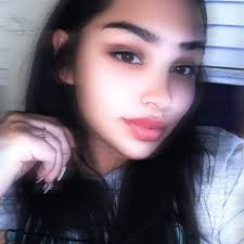 What are good nail tech or nail salon recommendations in Bowling Green, KY?