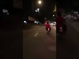 Insiden tersebut dipercayai berlaku di kawasan keramat berdekatan dengan sebuah kilang hinggalah berakhir di lebuhraya lingkaran tengah 2 (mrr2). Viral Bas Rapid Kl Menggila Di Keramat Youtube