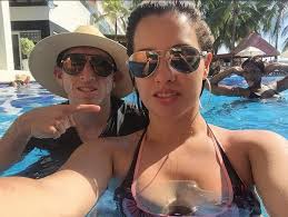 A collection of facts like salary, net worth, relationship, clubs, football, career, bio, dating, height, weight, and more can also be found. El Traspaso De Hector Herrera A Roma El Sueno De Shantal Mayo En Defensa De Su Marido Deportes Seleccion Mx Tudn Univision