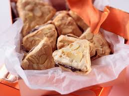 Mandelplatzchen Mit Schokoladenfullung Rezept Schokoladenfullung Lebensmittel Essen Mandelplatzchen