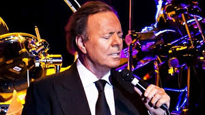 Espectacular: el doble de Julio Iglesias emocionó a todos con su  interpretación en Chile