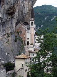 Leggendo madonna della corona mi è venuto subito in mente l'articolo che avevo scritto qualche il santuario madonna della corona è situato in un incavo scavato nel monte baldo a 774 m a. Santuario Madonna Della Corona A Photo From Verona Veneto Trekearth