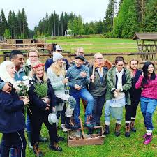 Celebrities compete each week on a farm mimicking the life of norwegian farmers 100 years back. I Dag Starter Farmen Kjendis