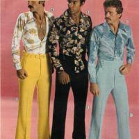 Gli anni '70 hanno come fulcro i giovani con la loro apertura mentale e il loro spirito di ribellione che li porta a uscire dagli schemi della moda classica. Vestiti Eleganti Anni 70 Uomo