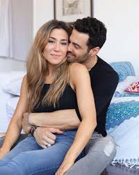 El tucu lópez, en tanto, llevó un buzo canguro negro estampado y unas bermudas de jean al tono. Jimena Baron Y Mauro Caiazza Foto De Reconciliacion Pablo Layus