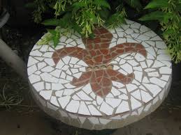 Made With Broken Tile On A Concrete Stepping Stone Diy Mosaic Projects Mosaic Projects Garden Crafts