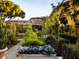 Under The Tuscan Sun Garden Designer Luciano Giubbilei S Italian Oasis Tuscan Garden Tuscan Style Italian Garden