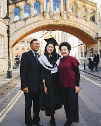 Bintang film perahu ketas ini resmi meraih gelar. Maudy Ayunda Udah Wisuda Lho Intip Yuk Luapan Kebahagiaannya Siapa Tahu Bisa Menular Ke Kita