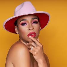 Lynn Dora's Instagram, Twitter & Facebook