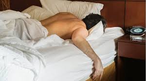 Ohne Unterhose schlafen: Darum ist es für Männer gesund