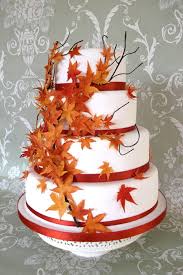 Herbstblatter Schmucken Diese Hubsche Torte Hochzeit Im Herbst Herbstliche Hochzeitstorte Herbst Kuchen