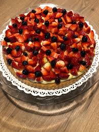 Add the remaining pie dough over strawberries, using a spoon. Crostata Morbida Con Crema Pasticciera Fragole E Mirtilli Impasto Con Burro In Cucina Con Lilly
