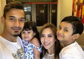 Suami kepada mawar rashid, raf yaakob memberitahu di instagramnya yang dia tak cukup satu dan mahu dua. Raf Yaakob Dan Bekas Isteri