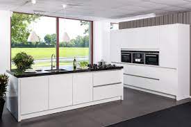 keuken met kastenwand en kookeiland google zoeken keuken keuken kastenwand keuken showroom